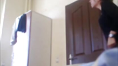 پسر در حال سرخ کردن دو دختر کوچک در ساحل عکسهای فوق سکسی ایرانی است