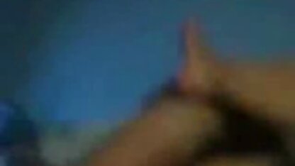 خانم عكس نيمه سكسي با کلاه تراشیده شیرین لیسیدن دیک