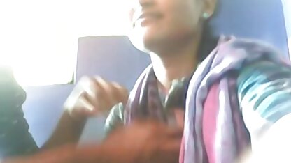یک مرد سه دختر کوچک را در پا لگد می زند انجمن سکسی کیرتو کس