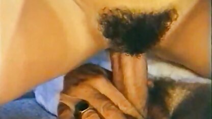 MILF انجمنکیر تو کس چربی موجود در جوراب ساحلی خود را خوشحال می کند