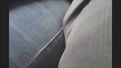 خانم لزبین تنها معشوقه زن را گرفتار می کند و دستگاه عکس های سکسی آماتوری سکس را در گاراژ نگه می دارد